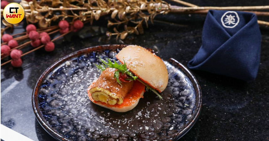 板橋店目前最受歡迎的菜色是「龍蝦玉子燒堡」，將香煎過的小漢堡大口咬下，可吃到龍蝦肉、玉子燒與明太子醬融合的多重美味。（圖／趙文彬攝）