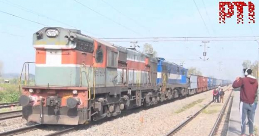 印度載運石塊的貨運火車25日在「無人駕駛」的狀態下，高速行駛約70公里。（圖／翻攝自X）